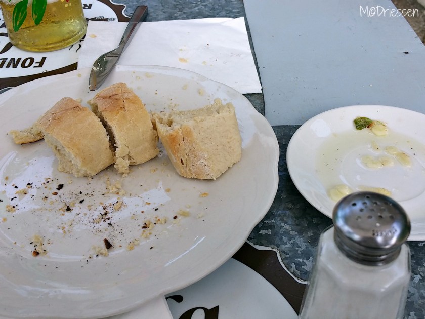 Vers brood met olijfolie, knoflook en zout... mmmm! 150722tapas